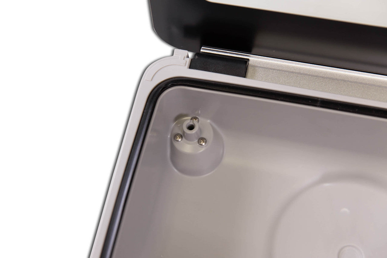 Accessory port on the USV20 allows you to vacuum seal external canisters.