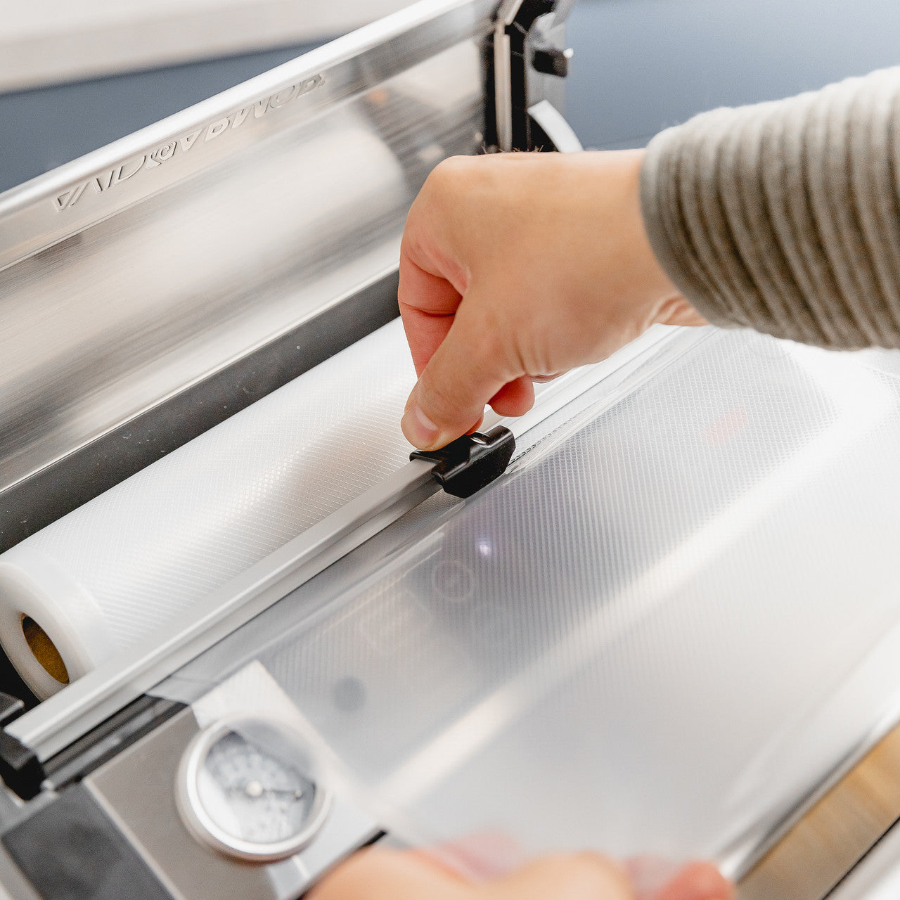 Avid Armor A420 vac machine features roll storage compartment to hold rolls up to 25' long with sliding bag cutter