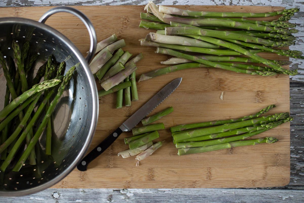 Cut off the ends of asparagus prior to freezing